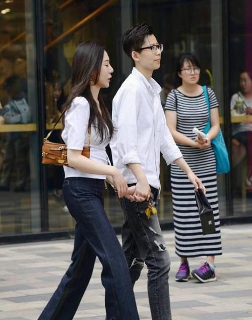  「气质」街拍：眉清目秀的美女，一条灰色的连衣裙，时尚优雅气质迷人