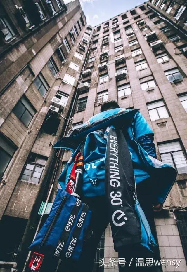 这是外卖小哥的制服？！设计得太潮了吧！