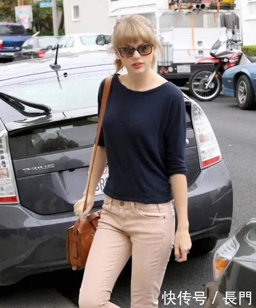 「粉丝」霉霉这格子裙穿得相当任性,看清上身效果后,粉丝直呼不敢认