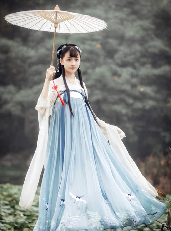  「古韵」穿汉服太显古韵, 微胖女人也可以穿出高贵感, 让人心动又着迷