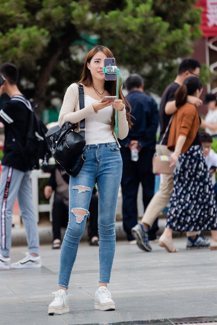 高颜值的主播在时尚街头玩直播,也不忘自拍!