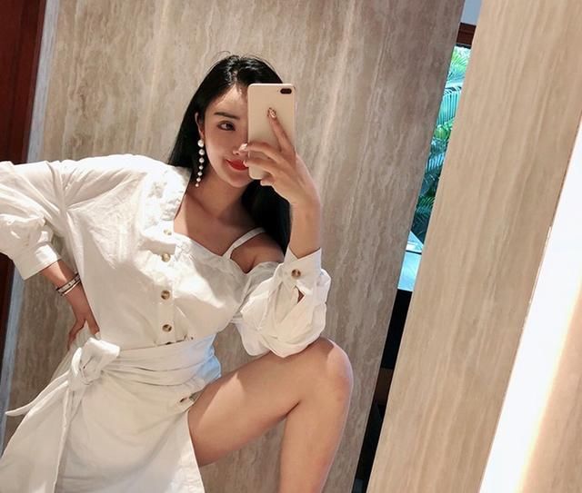 街拍连衣裙美女，身材颜值应有尽有，很有女人味