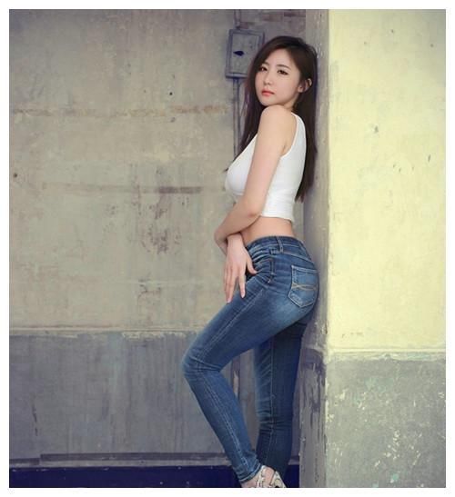 上海街拍：曲线迷人的紧身裤美女，凹凸有致的身材，十分抢眼！