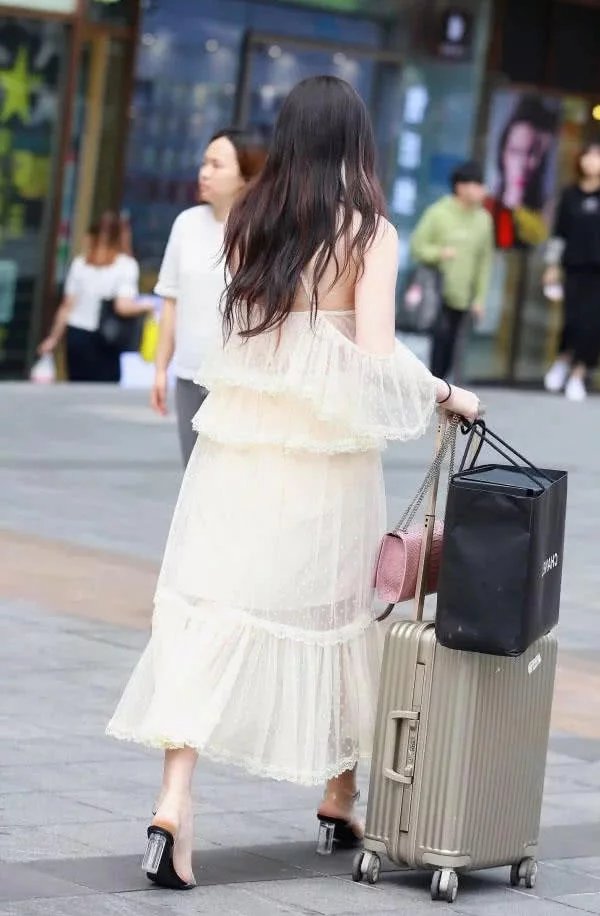 刚放假的大学生小姐姐，露肩吊带波点裙勾勒丰腴上围