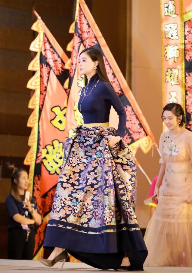 蒋欣撞衫王子文，一个似超模一个矮胖挫，网友：娘娘看了要气死