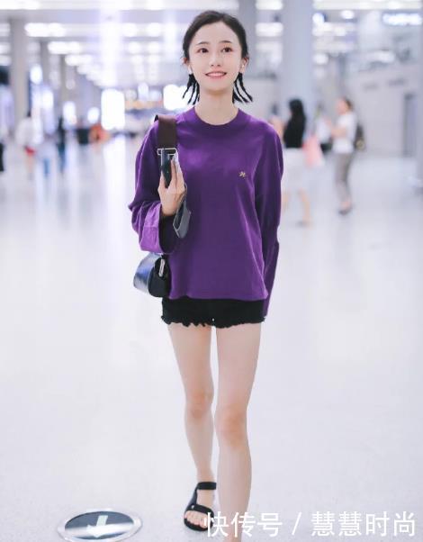 “明玉”现身机场,袖子都比短裤长了,还穿上了“儿童鞋”