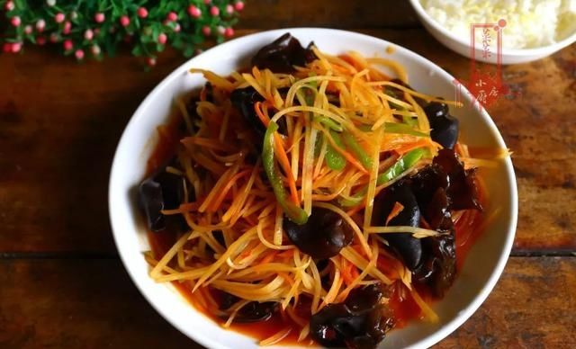 『肯定』这么吃土豆，你肯定是第一次见，三碗米饭都止不住呢！