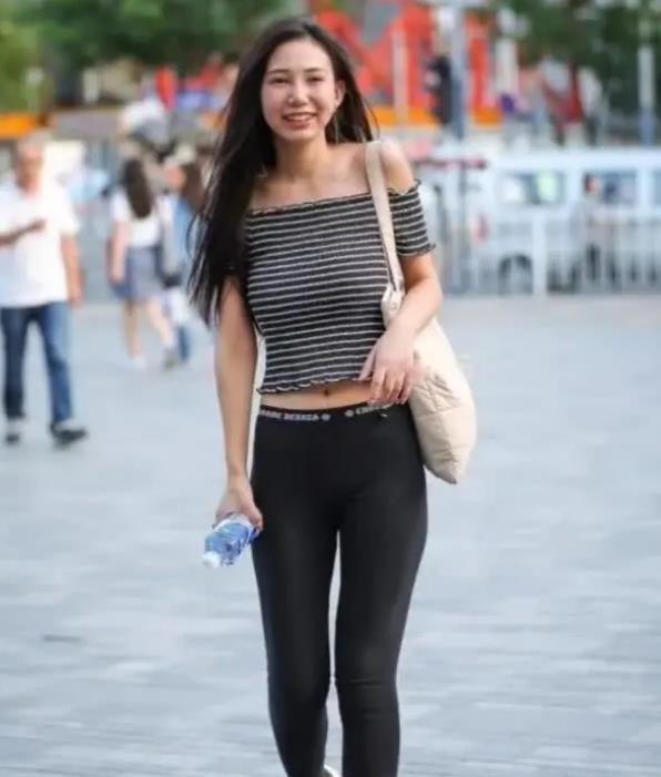 「 美女」一件条纹一字肩配黑色紧身裤,青春靓丽美,街拍:一笑千金的美女