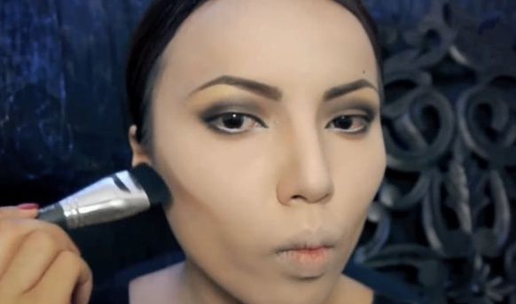 80后阿姨在家闲着没事仿妆皇后，化完妆穿上衣服之后，太像了!