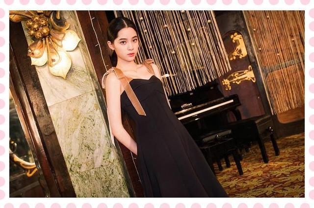 当20岁关晓彤和18岁欧阳娜娜同穿小黑裙，网友：这差距岂止2岁？