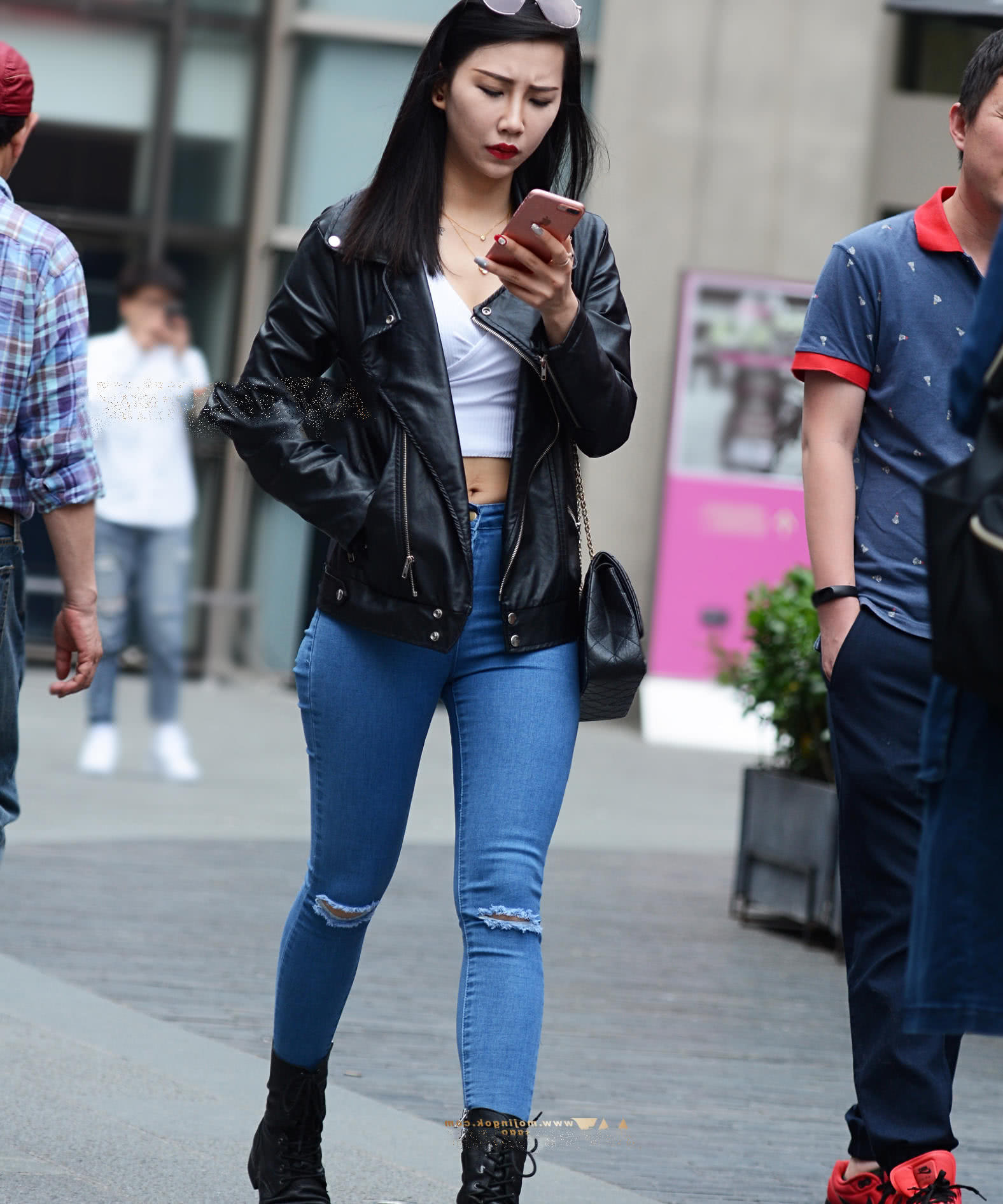 丰韵小姐姐紧身牛仔裤裹出饱满线条,最原始的风景十分美好