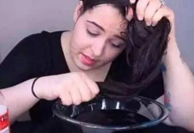 女子用可乐洗头一年，头发变成这样，她自己都表示难以置信