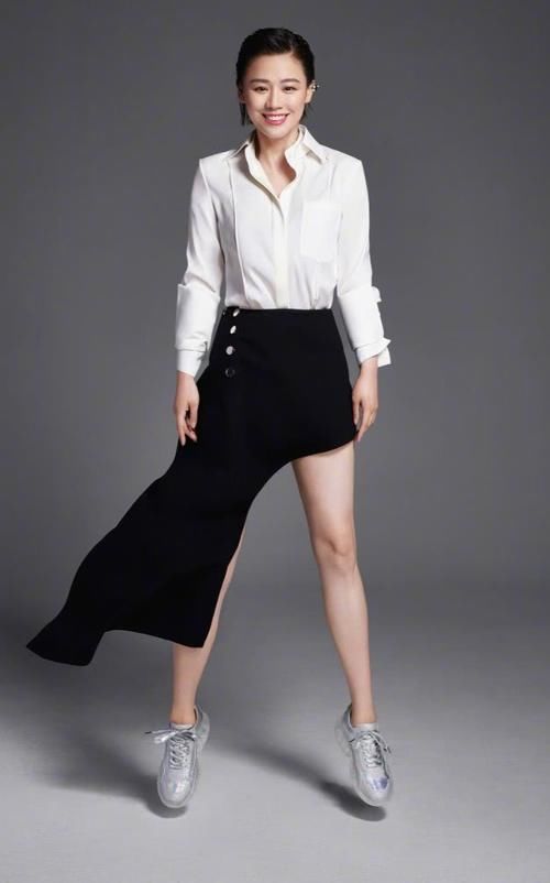 「没想到」减肥成功的马思纯,非要穿运动鞋配裙子,没想到秀出的腿比电棒细