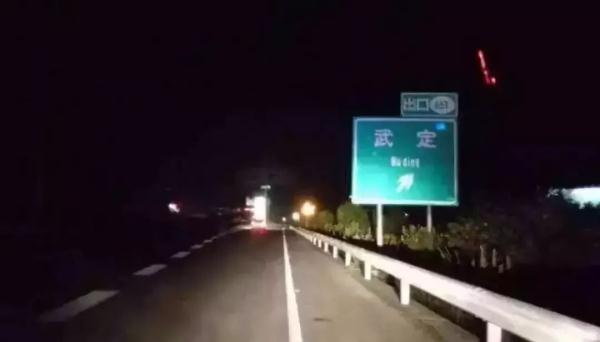 夜晚跑高速，这件事你一定要知道！