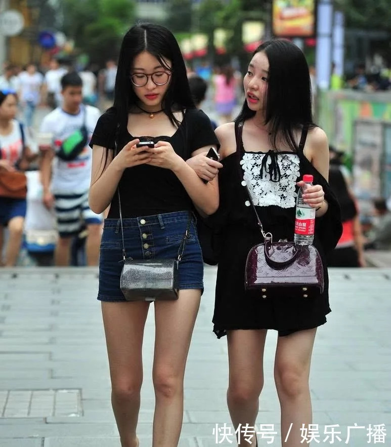 两小无猜小闺蜜,风格穿搭惹人醉,一个青春一个清纯