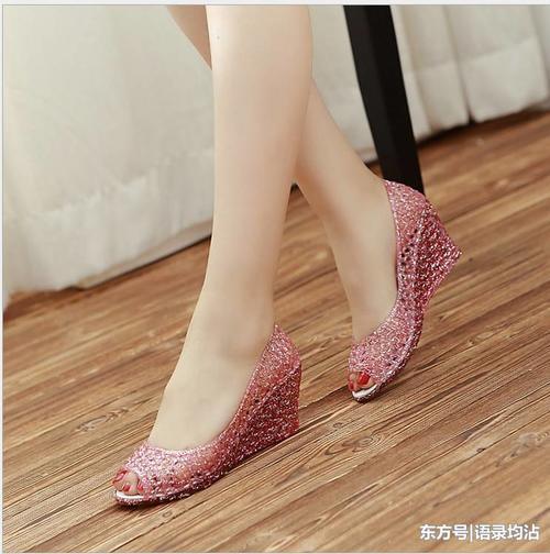 高跟鞋已经过时，今年流行时髦不磨脚的果冻鞋，穿了比没穿还舒服