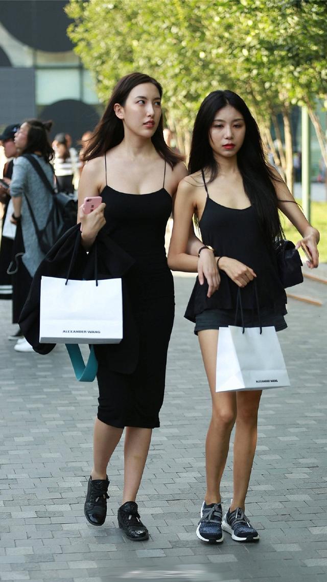 街拍美女：青春漂亮白嫩脸蛋，身材真高挑！