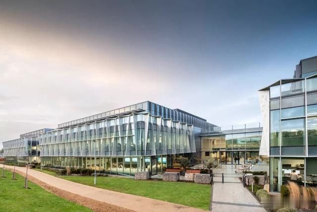  [建筑]国外科技园：立面结合被动式设计，用“硅”铝翅片，节省25%能源