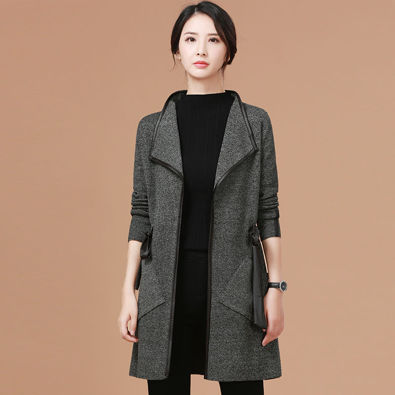 过时的羊绒大衣别穿了，今年流行这样的秋装外套，洋气显瘦美