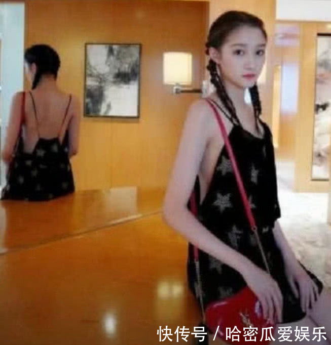 关晓彤衣品上升了，性感“蝴蝶背”超吸睛，网友：鹿晗该吃醋了