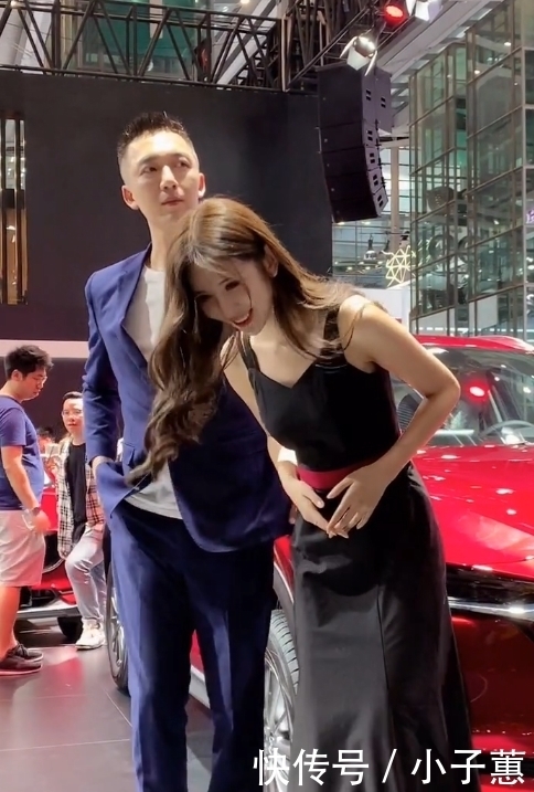 [ 美女]你裙子中间的红色条纹是腰带吗？，美女