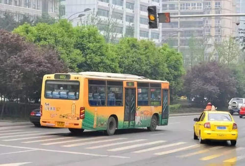 开车技术高不高，这三点就看得出来，掌握了才算得上老司机