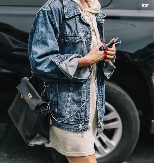  『时髦』你的牛仔外套过时了吗？今年流行这4款，显瘦又时髦，谁穿谁好看