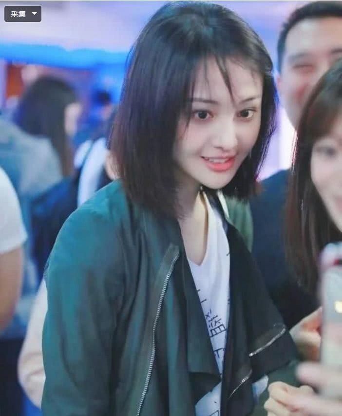 郑爽机场大秀素颜，不过黑眼圈太吓人！网友：熬夜看世界杯了？