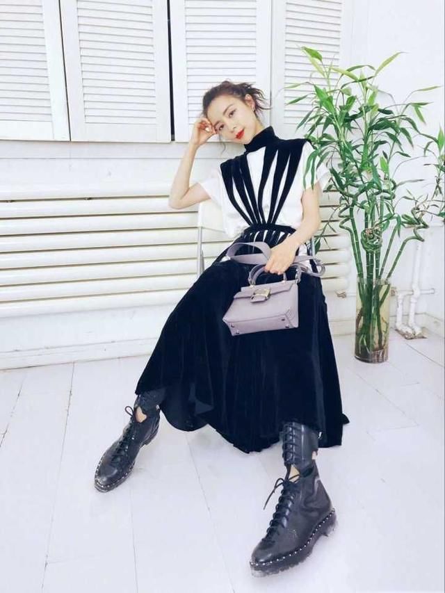 张静初白T搭阔腿裤秀“度假风”，网友：头上“农民工草帽”火了