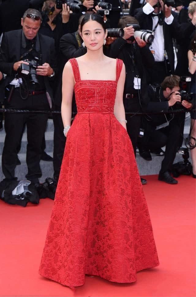 厉害了周韵，让许晴有些妒忌，拍照都不敢靠近!