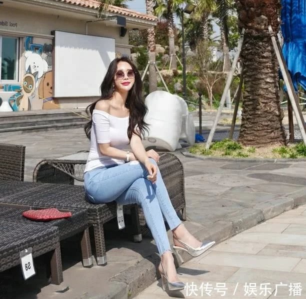 海景房中的千金小姐，穿上最爱的露肩装显圆滑胸围，高挑身材相比