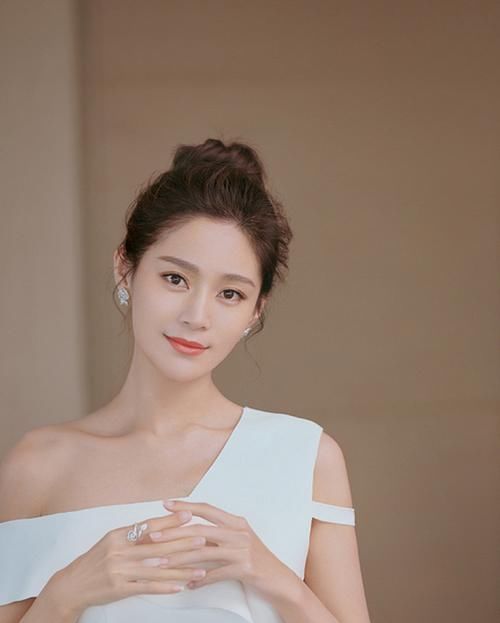  「女人」女人上了40尽量别披发，跟着明星这样扎真的很优雅，年轻似姐姐