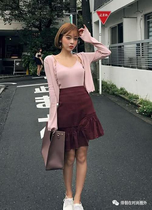 妹子在日本穿成这样?木耳边短裙不要太性感哦