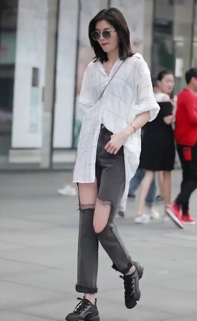  【破洞】小姐姐的破洞裤哪捡的？破洞像是用铲子刮破的，但显瘦效果绝了！