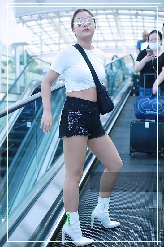 当130斤王菊和110斤何洁同穿短裤，我才知道什么是真正的肌肉腿！