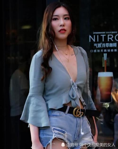  【女生】时尚的女生喜欢个性的穿搭，瞧这位小姐姐大V领上衣搭配热裤，真心觉得好看