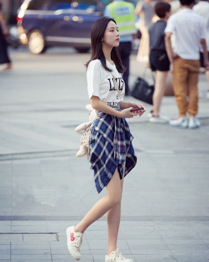 重庆街拍,美美的裙子让你绽放光彩,潮流达人的最爱!