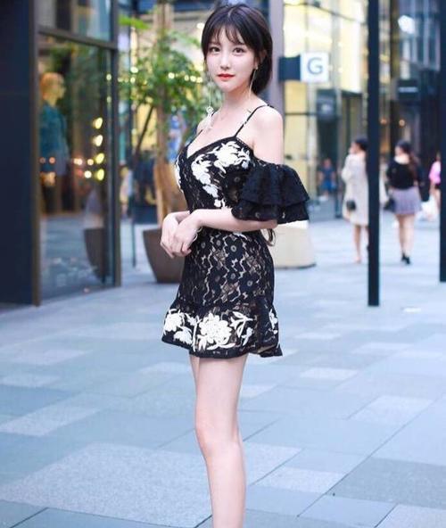 身材姣好的打底裤小姐姐，显得魅力四射，尽显小女人的味道！