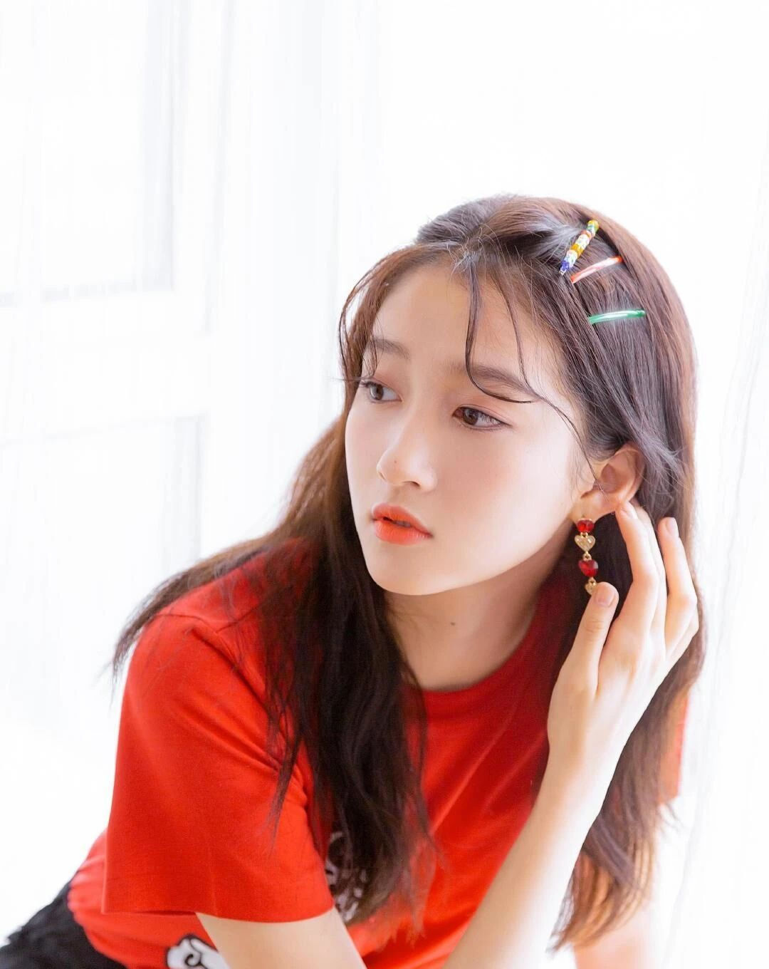 『打造』金色发夹的可爱时尚搭配 用小夹子打造俏皮发型