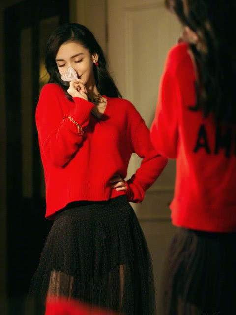 baby又美出天际了，网友:五万一天的化妆师没白请!