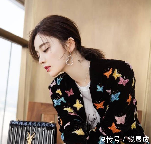 古力娜扎的高跟鞋太另类了,就靠一只筷子撑着好怕它断掉