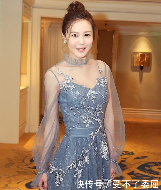 “美嘉”李金铭脚踩拖鞋，看似随性，但转身后发现很有“心机”！