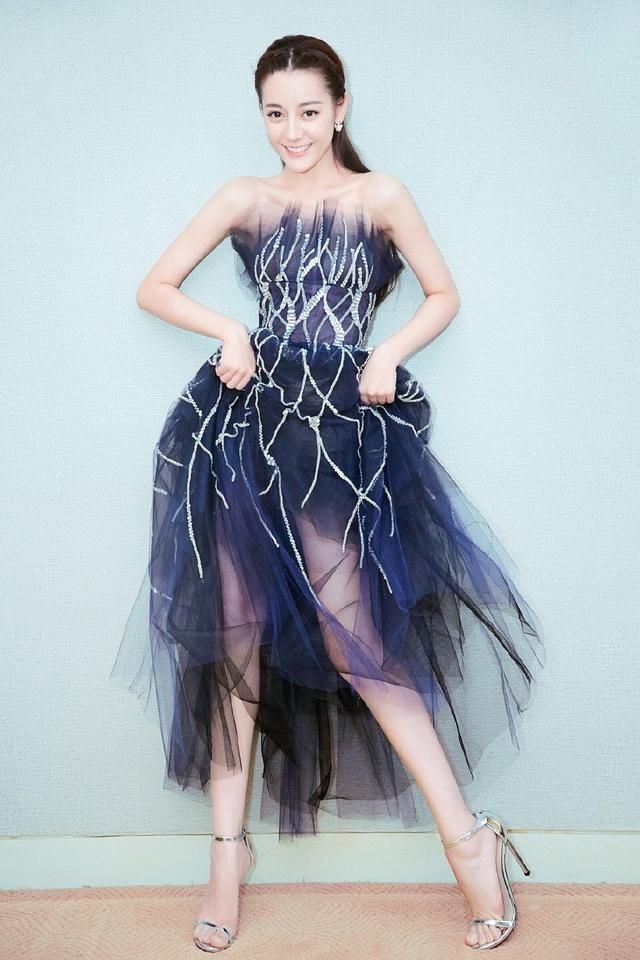 迪丽热巴太会穿了!吊带印花裙既时尚又显身材，网友:美腻了!