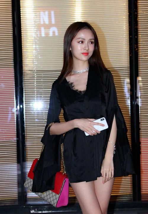 街拍：这枚美女好厉害，几个小动作就已让人倾心