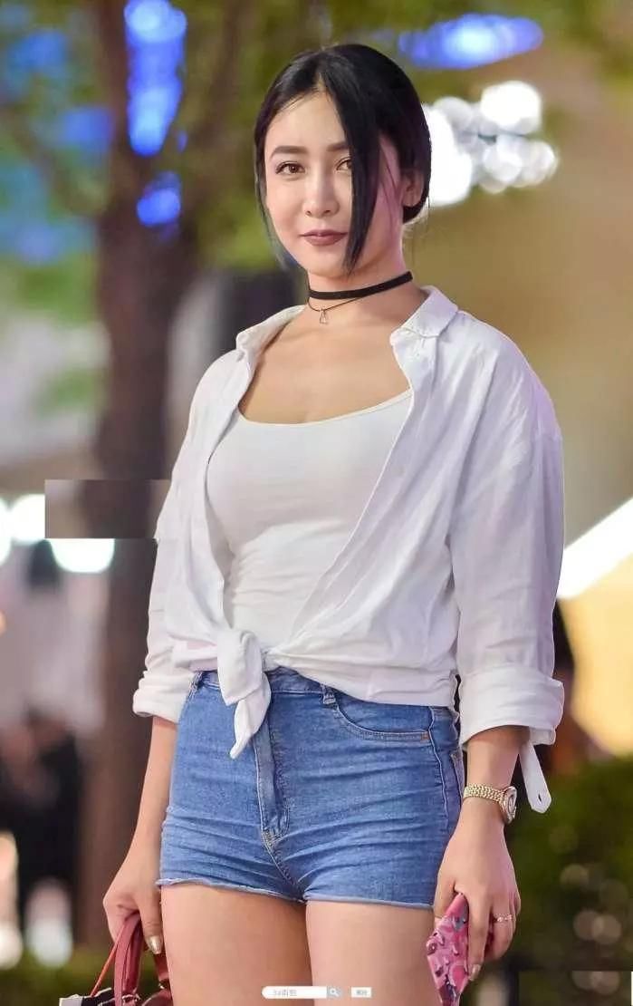 紧身牛仔裤勾勒出迷人身材 这样的少妇好比人间尤物!