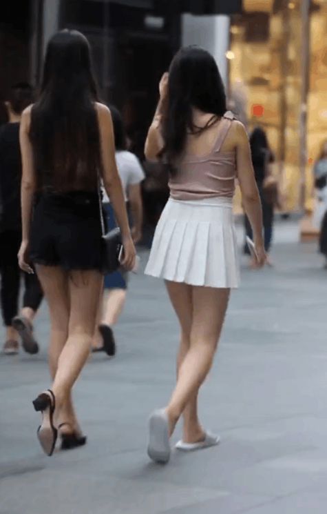 路人街拍, 清纯短裙小姐姐, 闺蜜长腿太“吸睛”