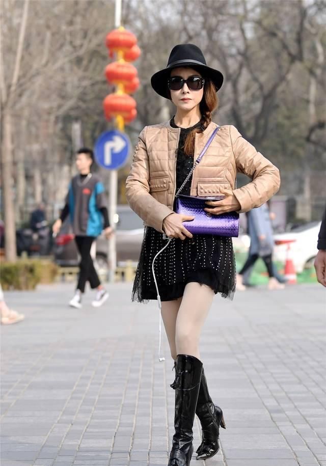  『出不一样』漆皮的高跟长靴，有着牛仔靴的风格，要是换一顶牛仔帽更好看