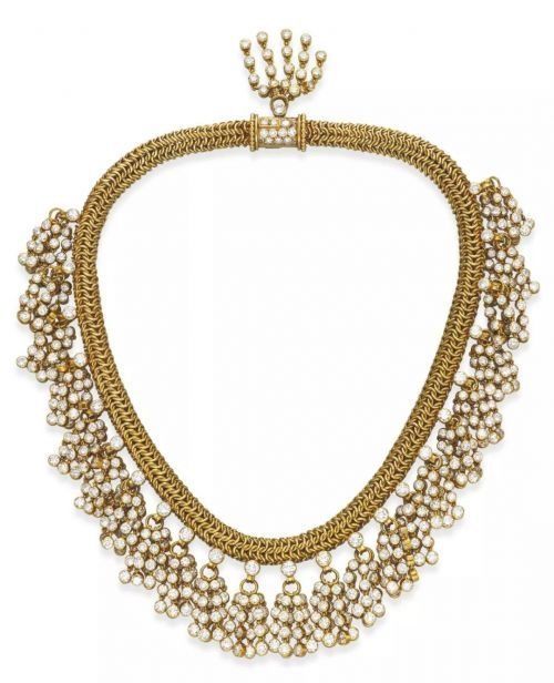 她是凡尔赛宫的点缀，也是女神裙上的珠光