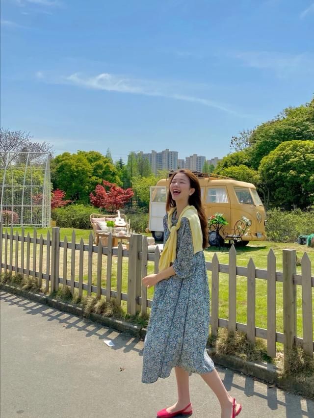  小裙子■初夏连衣裙要开始安排了，这样选择裙装，简单穿搭穿出好气质