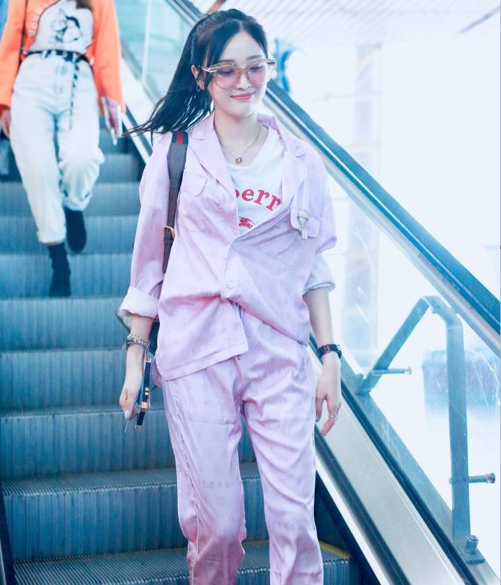 能把睡衣穿得这么好看的只有她了,网友:人长得好看穿啥都好看!